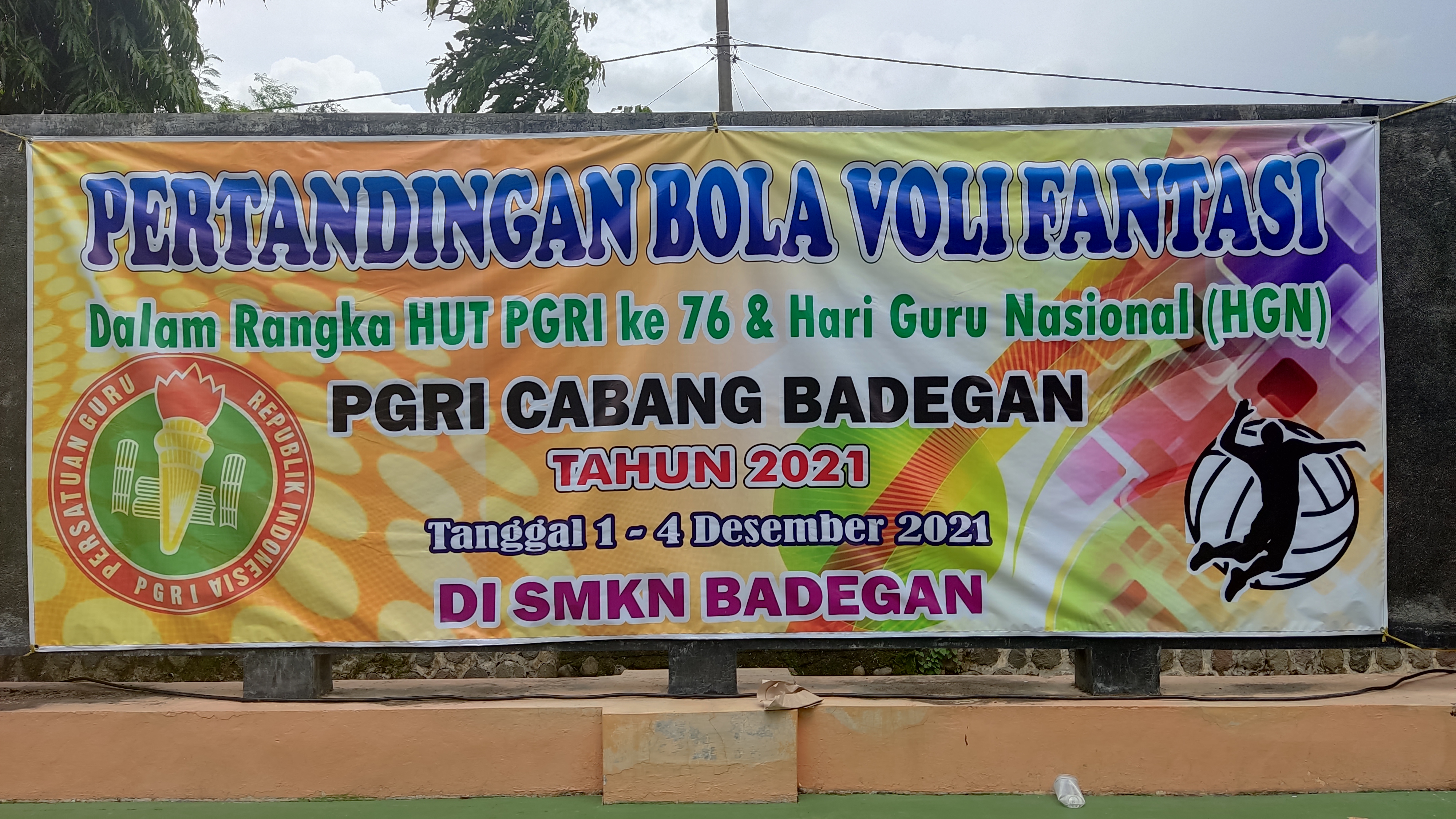 PERTANDINGAN BOLA VOLLY FANTASI DALAM RANGKA HUT PGRI & HGN