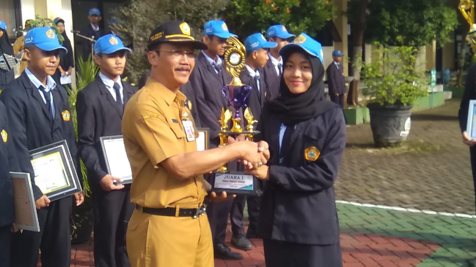 PENYERAHAN PIALA SMK SUDAH HEBAT