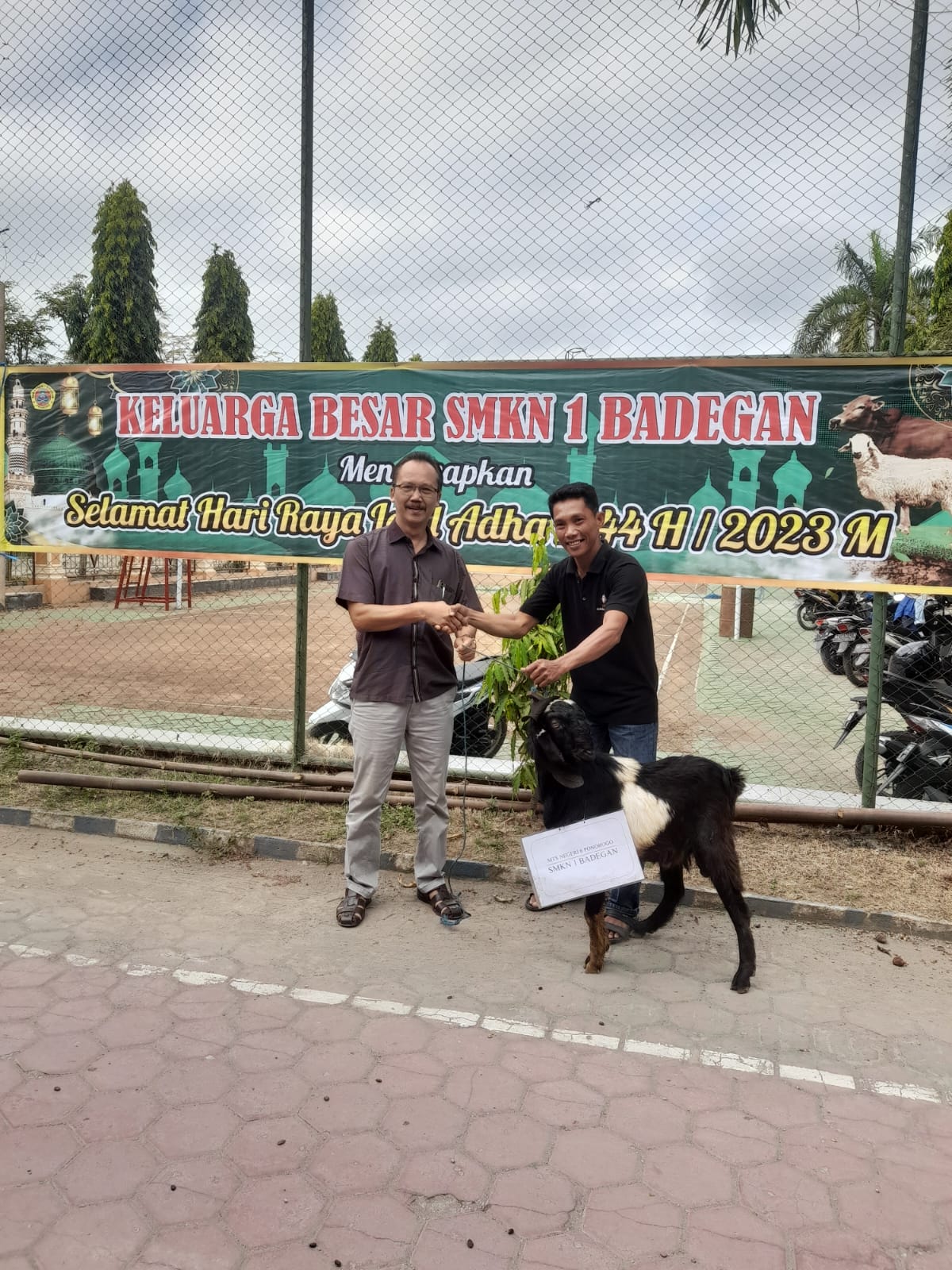 Kegiatan penyembelihan dan penyerahan hewan Qurban pada hari raya Idul Adha 1444 H