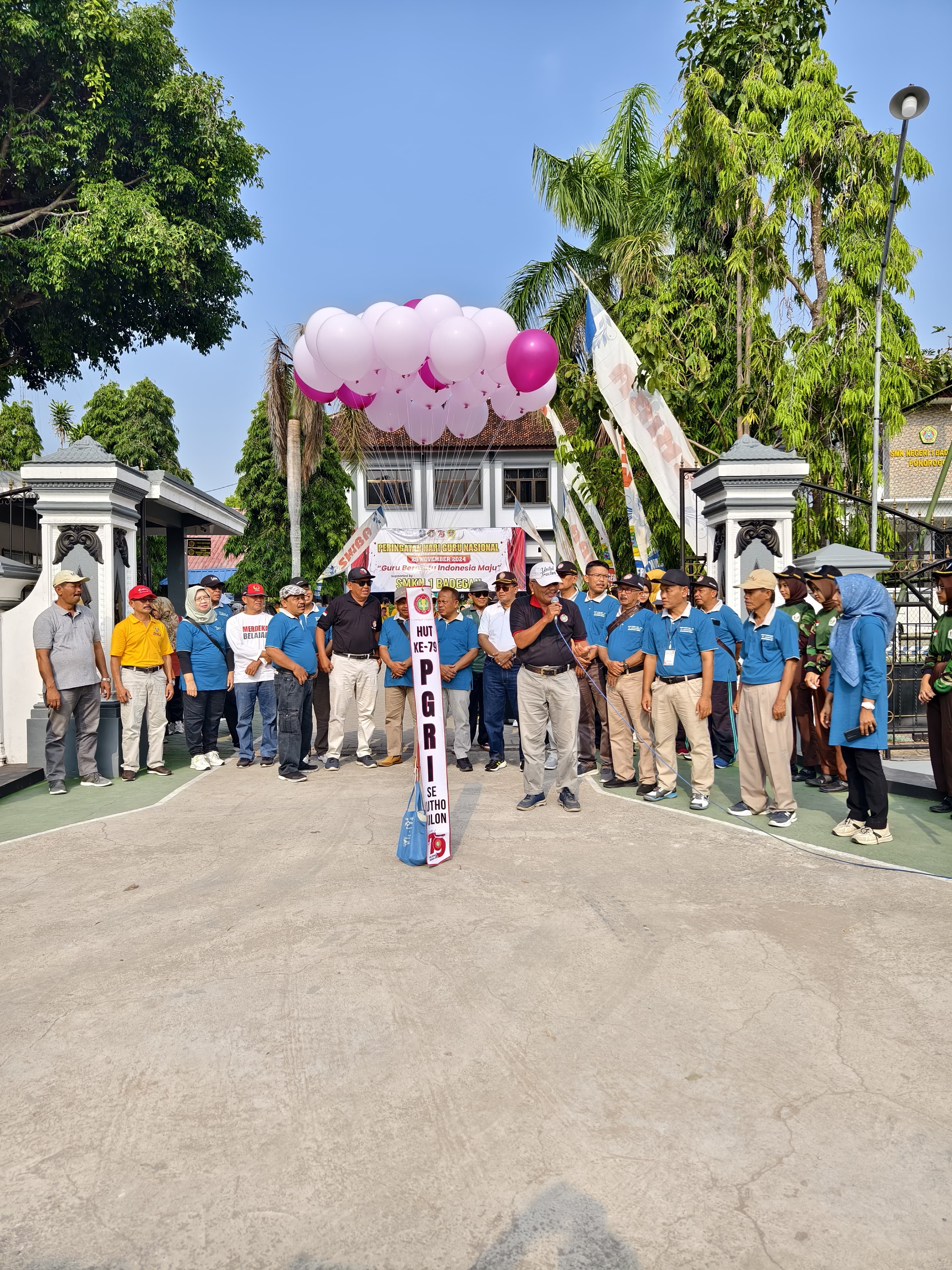 Jalan Santai dalam Rangka HUT PGRI Ke 79 &amp; HGN 2024